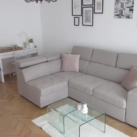 Dora Apartment *